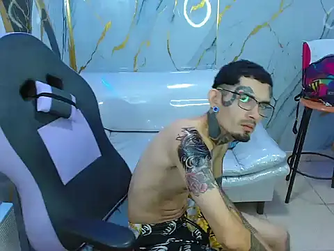 Boy_tatto77 Adlı Modelin Canlı XXX Sohbeti