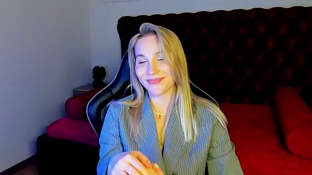 ElaraVoltage élő XXX-chatje