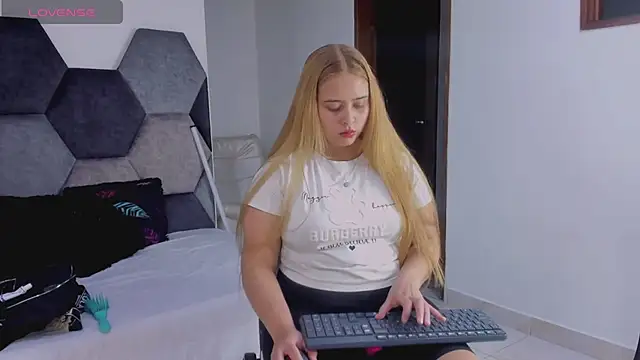 MikaelaStone 现场XXX聊天