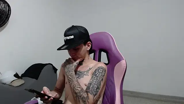 StraightBoy_Nick: διαδικτυακό σόου στην κάμερα
