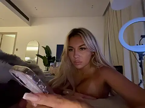 tanishalouu's Webcam Show