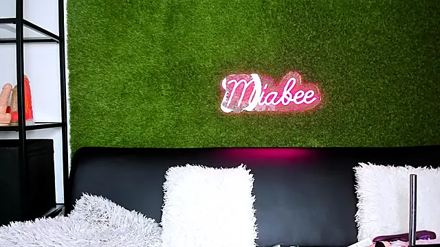 MiaBeeXX live XXX chat