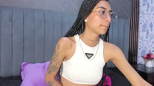 KarlaSlutSkinny__ élő XXX-chatje