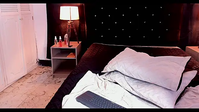 NylahGlow1 live XXX chat