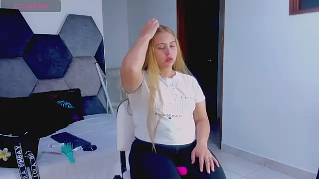 MikaelaStone Adlı Modelin Canlı XXX Sohbeti