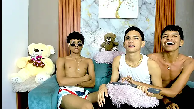 THREE_BLACK Webcam-Show