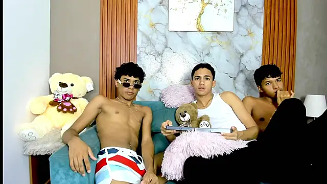 THREE_BLACK Webcam-Show