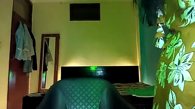 YourDesi_Laila_ Show in webcam