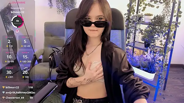 Elainebeness 现场XXX聊天