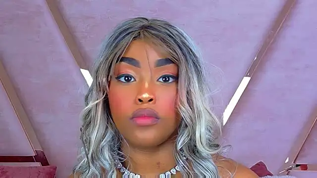 TiannahGlowのライブXXXチャット