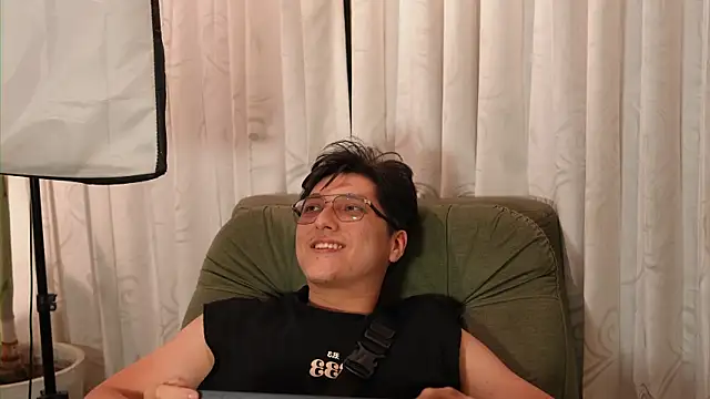 Mia_and_Belmonth Show in webcam