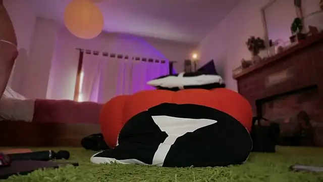 GennaJames Show in webcam