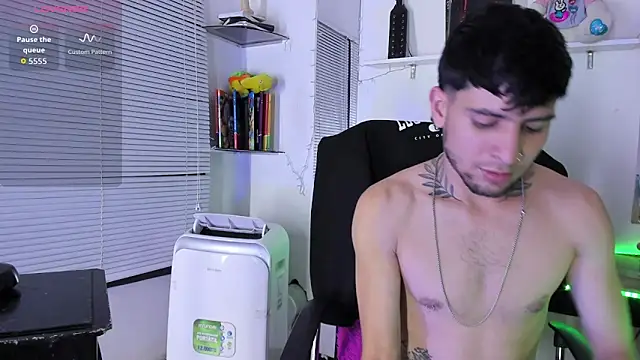 StefanoBigCock Webcam Show