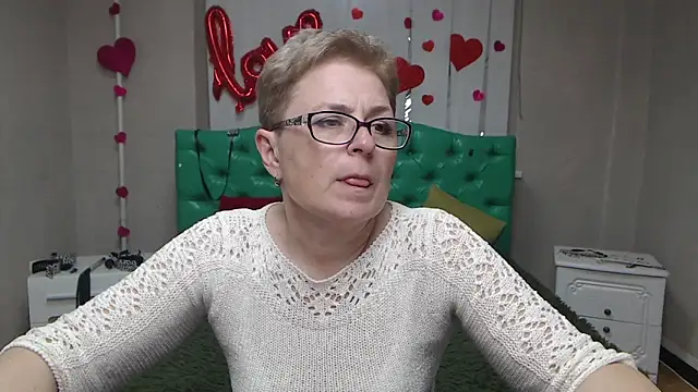 EmiliaGree Chat XXX live
