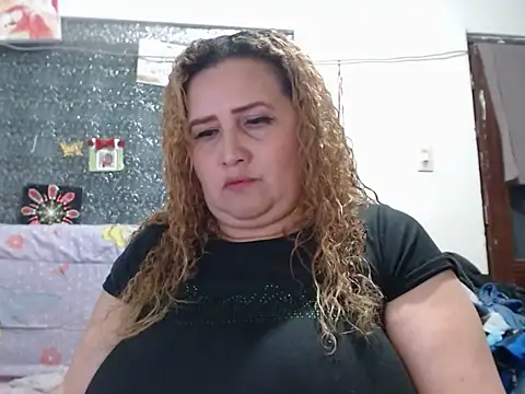 Perla1981-- live XXX chat