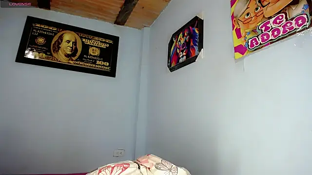 XXX chat uživo modela Emily_Hornys20
