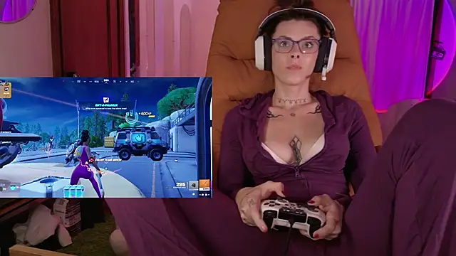 GennaJames Show in webcam