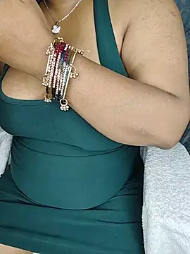 Curvy_Pooja Chat XXX in diretta