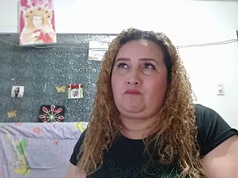 Perla1981-- Live XXX-Chat