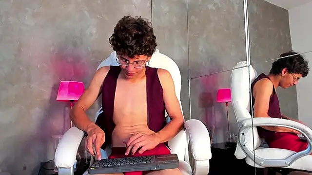 Show modela Ethan_todd na web-kameri