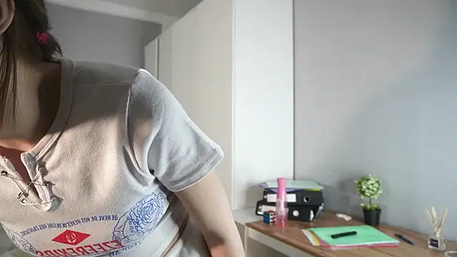 Chat +18 de Leyla_crsh ao vivo