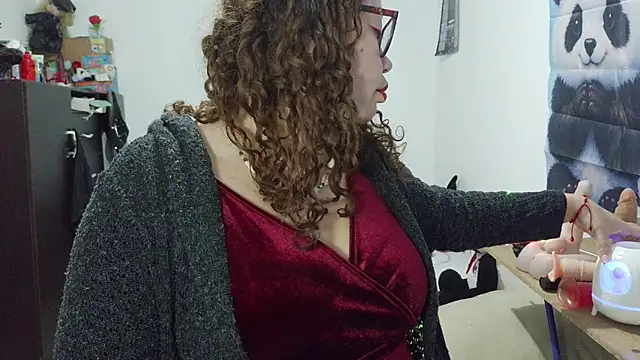 curly_greeneyed's Live XXX Chat