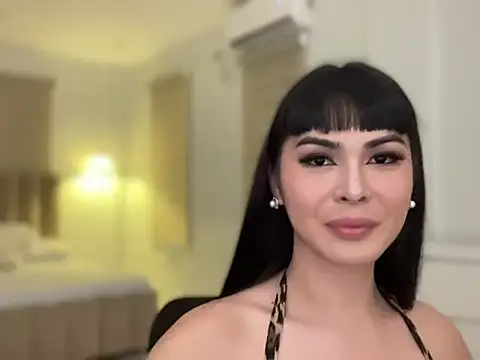 callMeMartina_Lyn Show in webcam