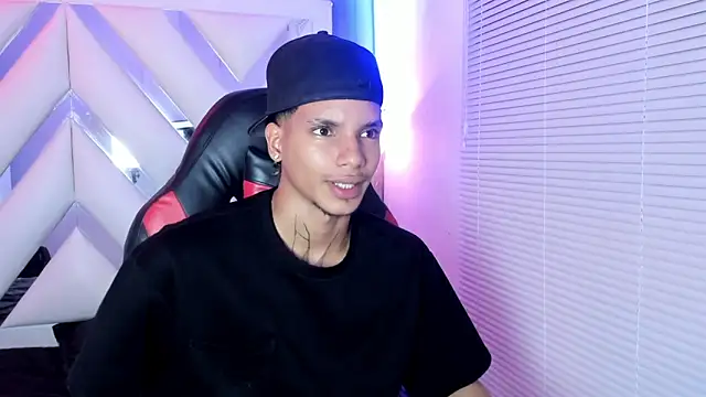 XXX chat uživo modela kai_storm77