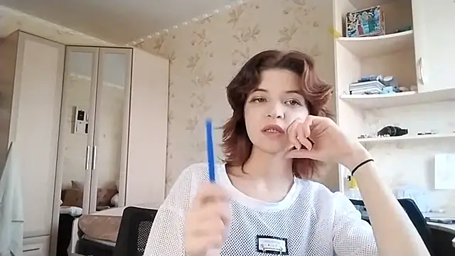 Pokazy przed kamerką – LowkeyIndigo