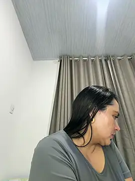 Show de rousee69_ na webcam