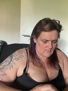 Busty-GilfQuinn's Live XXX Chat