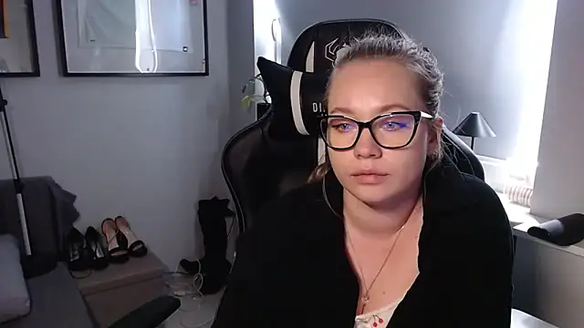 Chat +18 de holly_xglam ao vivo