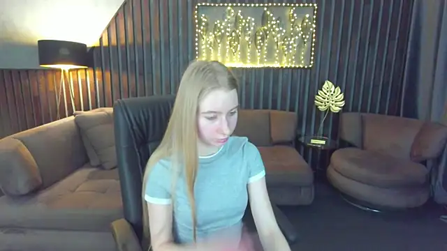 Alina_Blonde Show in webcam