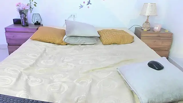 Alazbel8: διαδικτυακό σόου στην κάμερα