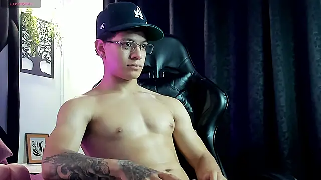 TonyPetrovjs Show in webcam