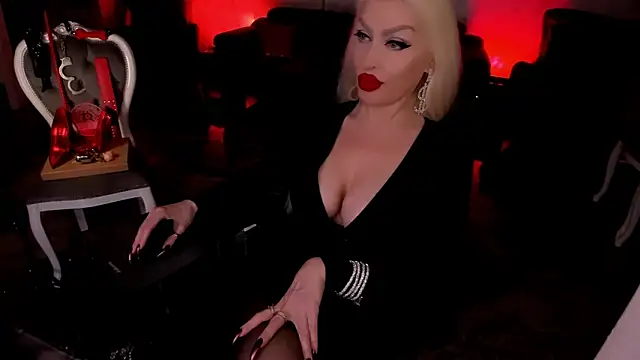 FinDomGod live XXX chat