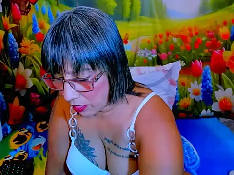 indianroxy Adlı Modelin Canlı XXX Sohbeti