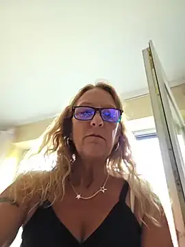 HotWifeLyn68 Webcam-Show