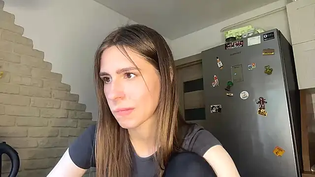 Show modela ZaraGuyette na web-kameri