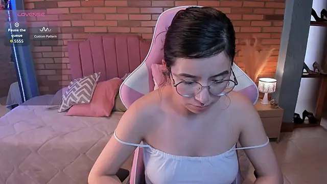 Amy_joones Chat XXX in diretta