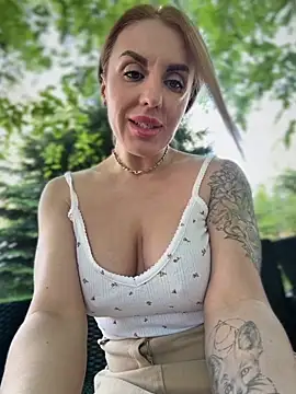 XXX chat uživo modela MilfNextDoor20