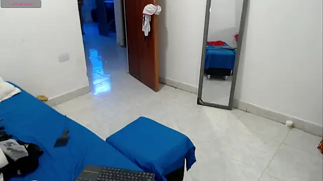 LAURA_Foxht Adlı Modelin Canlı XXX Sohbeti