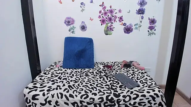 bonnyy26 Show in webcam
