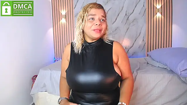CasieBigtits live XXX chat