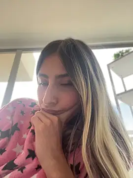Ameellie Adlı Modelin Canlı XXX Sohbeti