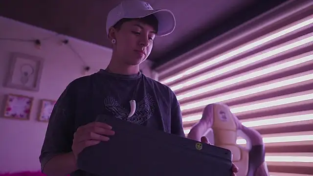 tommy_blue élő XXX-chatje