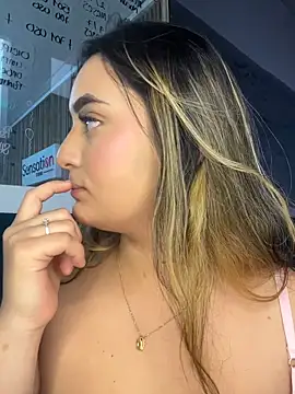 Antonella_Julieta Show in webcam