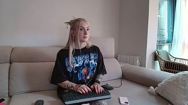tattoobbgirl: διαδικτυακό σόου στην κάμερα