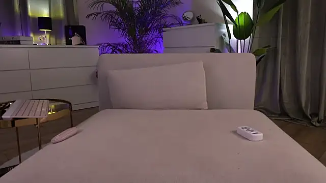 Tinydoll_XO Show in webcam