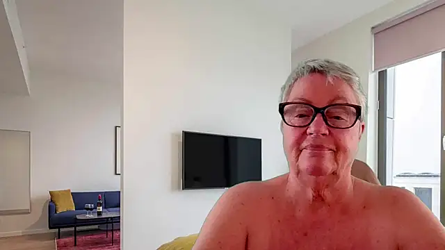 Pokazy przed kamerką – Mystery-Grandmother